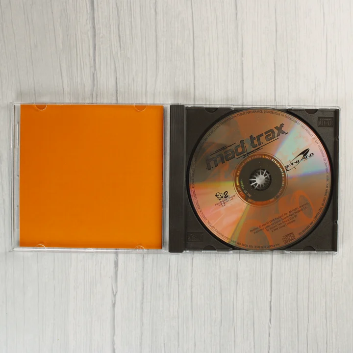 Nyitott Mad Trax CD-tok a lemezzel