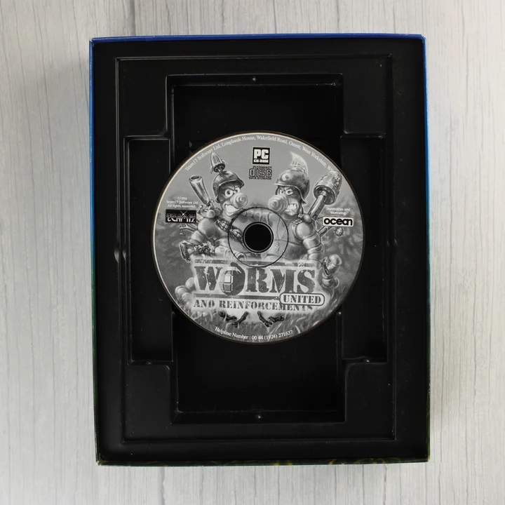 Worms United and Reinforcements CD-ROM a belső tálcában