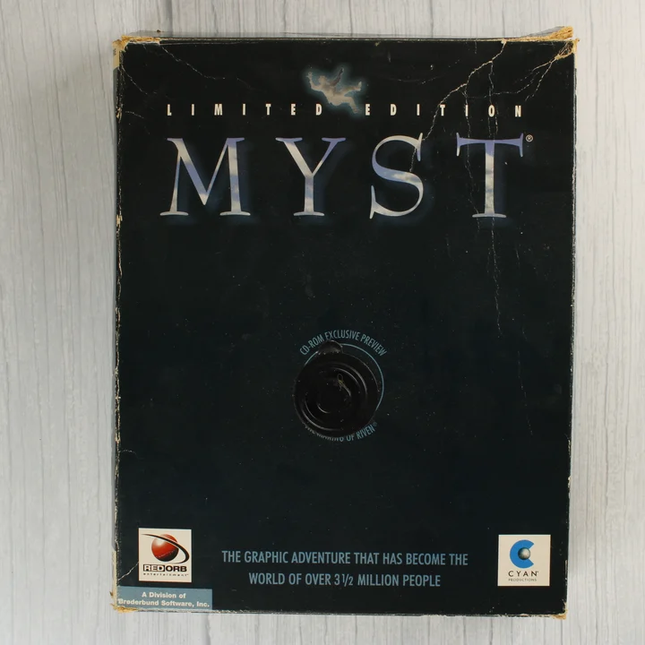Myst Limited Edition doboz A Myst Limited Edition videójáték fekete kartondoboza elölről.