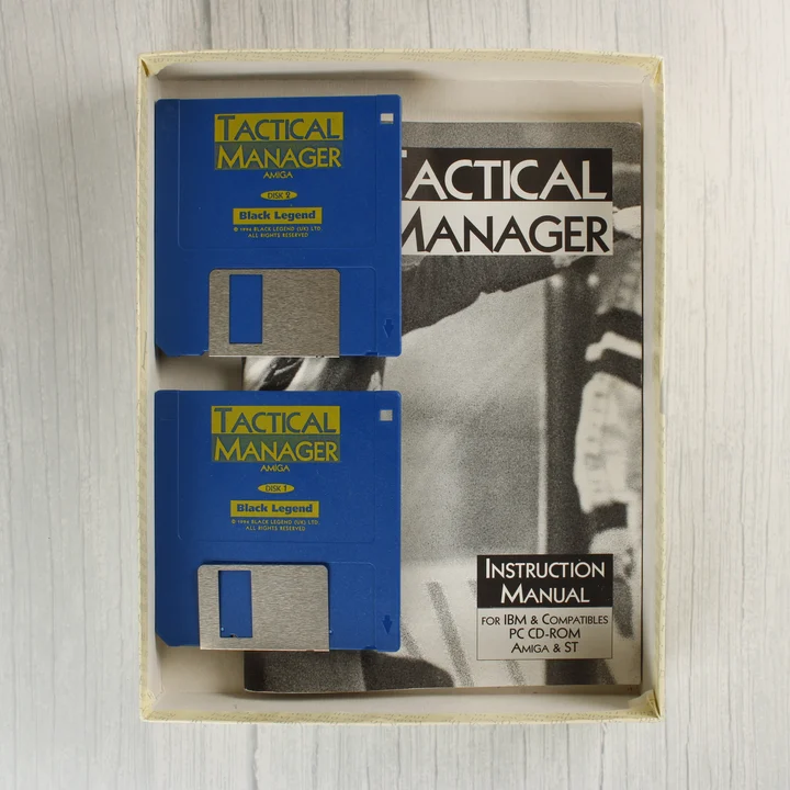 A Tactical Manager játék dobozának tartalma: két kék floppy lemez és a használati útmutató.