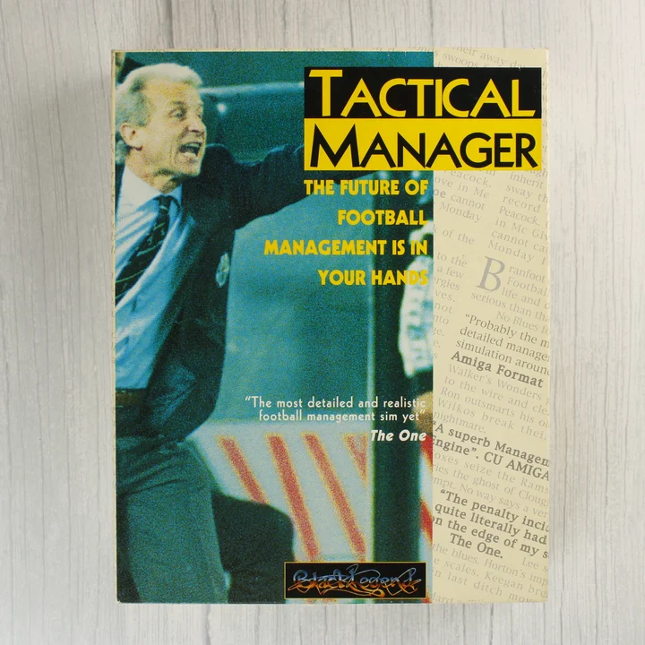 Tactical Manager Amiga játék dobozának előlapja egy edző fotójával.