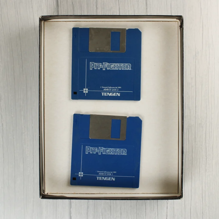 Két kék floppy lemez a Pit-Fighter játékhoz a dobozban