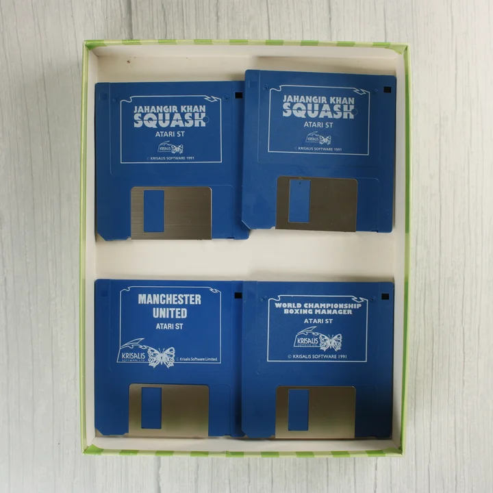 Négy kék floppy lemez a Champions játékgyűjteményből