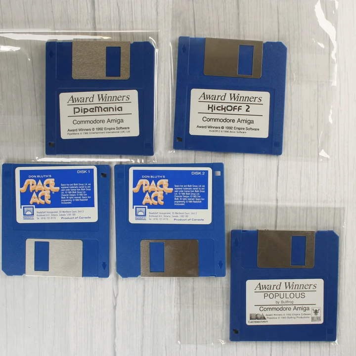 Öt darab kék Amiga floppy lemez a válogatás játékaival
