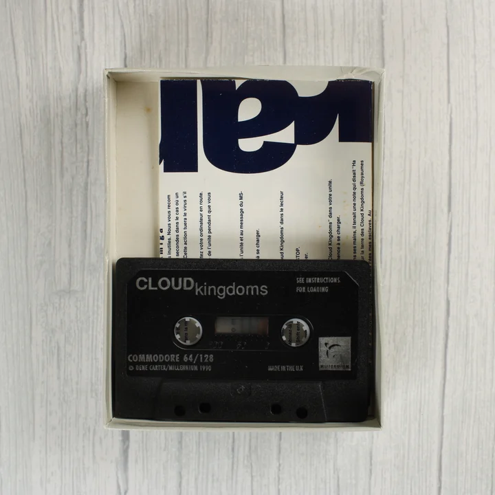 Cloud Kingdoms Commodore 64 kazetta és útmutató a dobozban