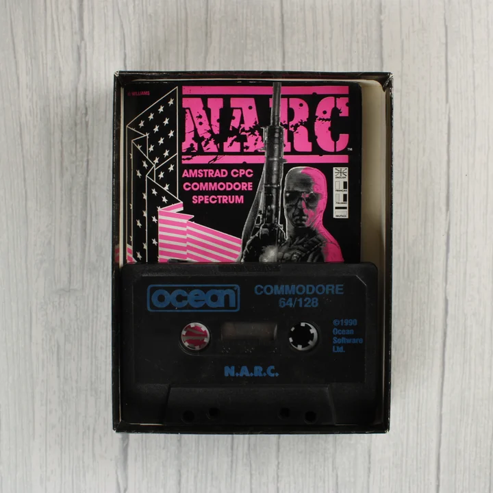 A nyitott dobozban látható fekete kazetta és a rózsaszín használati útmutató.