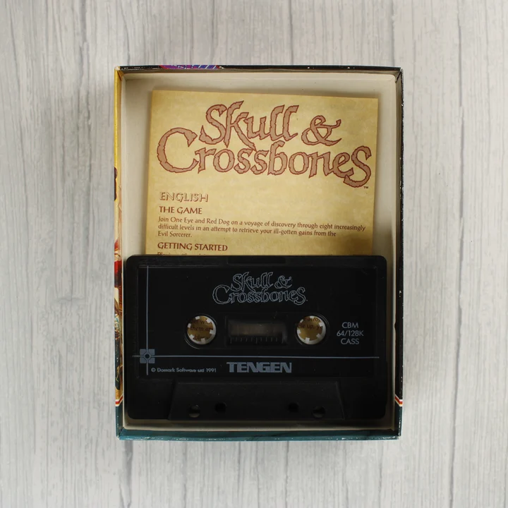 A Skull & Crossbones játék kazettája és kézikönyve a nyitott dobozban