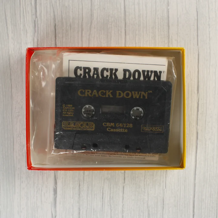 Crack Down C64 kazetta és tartalom A Crack Down játék kazettája és kézikönyve a nyitott dobozban