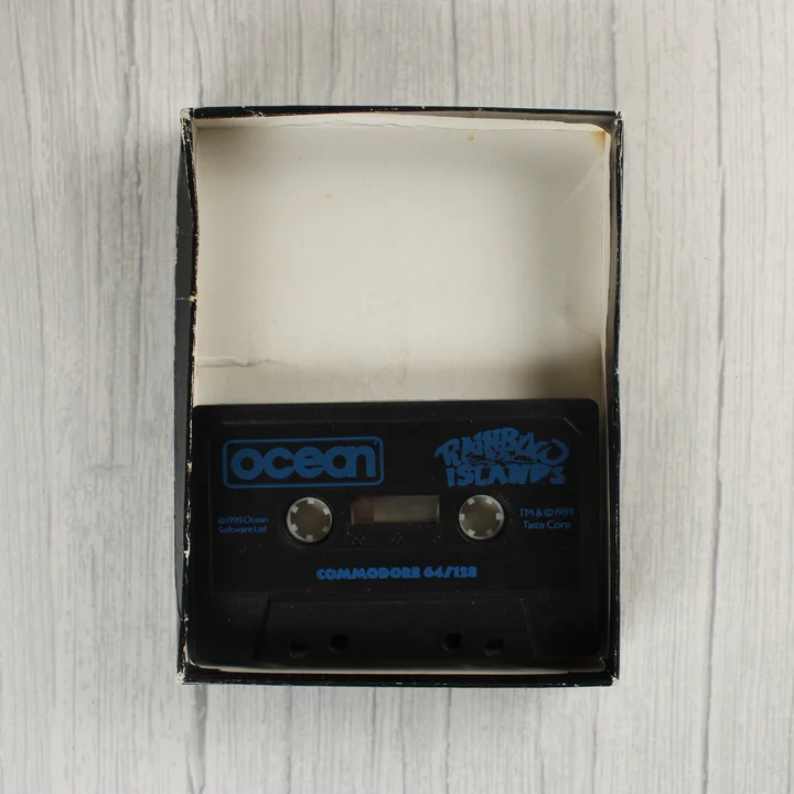 Rainbow Islands Commodore 64 kazetta a nyitott dobozban