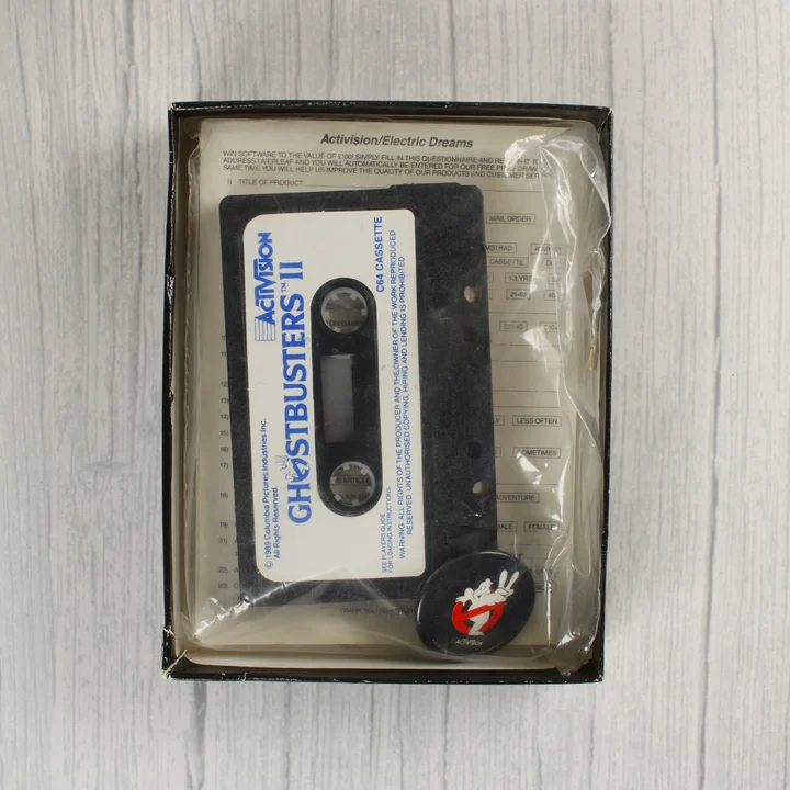 Ghostbusters II C64 kazetta, kitűző és dokumentáció a dobozban