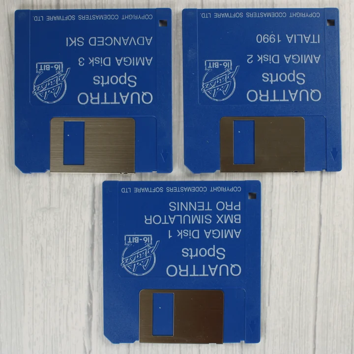 Quattro Sports Amiga floppy lemezek Három kék színű 3,5 colos floppy lemez a Quattro Sports játékokkal