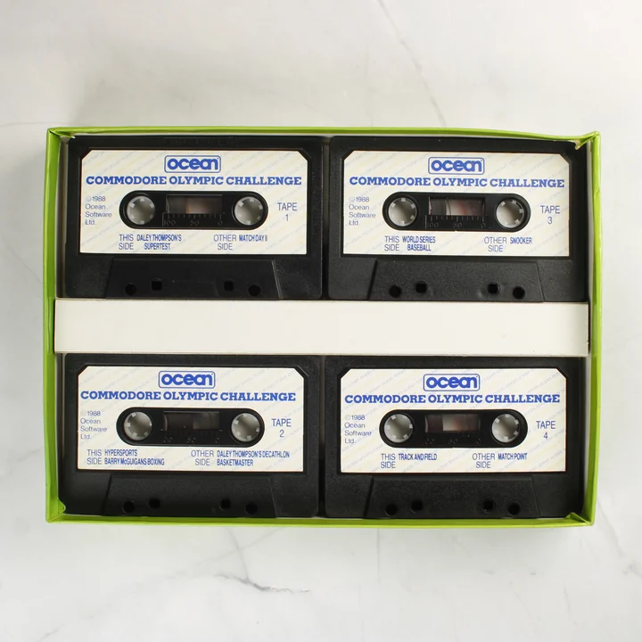 Négy darab fekete Commodore 64 kazetta a zöld belső tálcában.