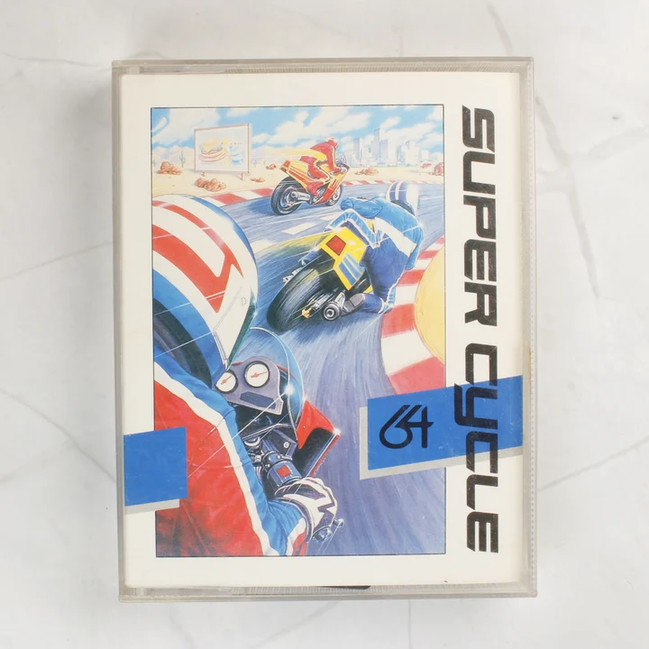 Super Cycle Commodore 64 játék kazetta tokban elölnézetből