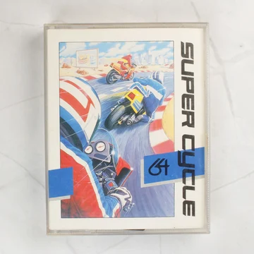 Super Cycle Commodore 64 játék kazetta tokban elölnézetből