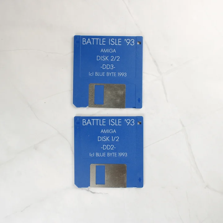 Két kék floppy lemez a Battle Isle '93 játékhoz