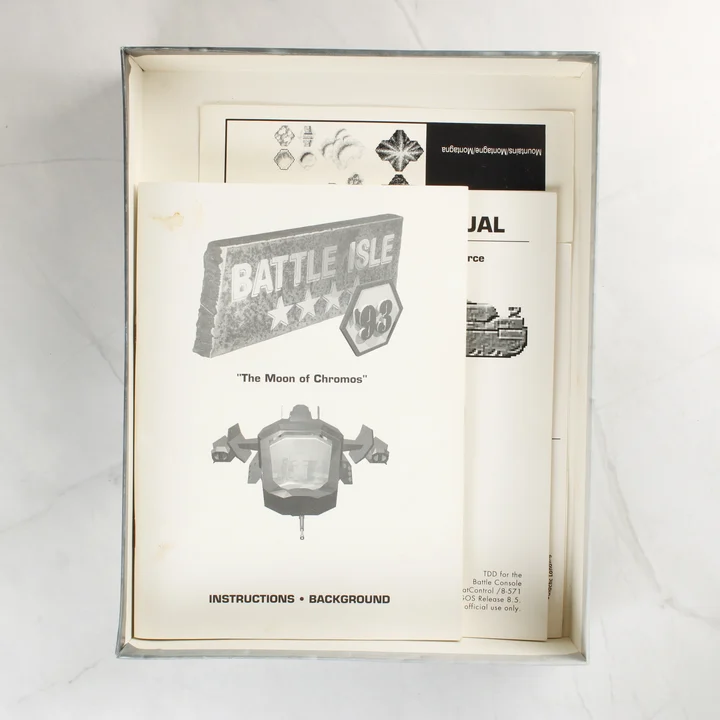 Battle Isle '93 kézikönyv a nyitott dobozban