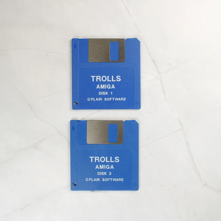 Trolls Amiga floppy lemezek Két kék színű 3,5 colos floppy lemez a Trolls videójátékhoz