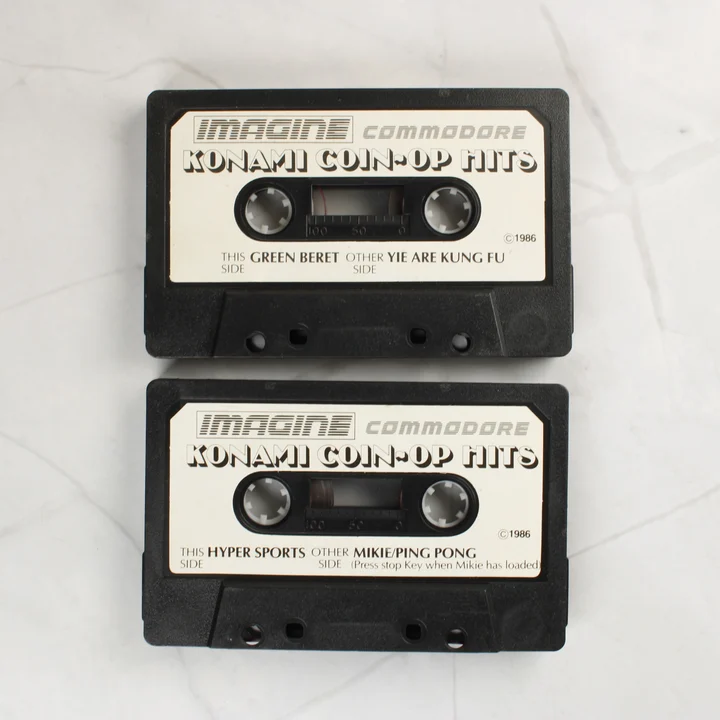 Két fekete Commodore 64 kazetta fehér címkével