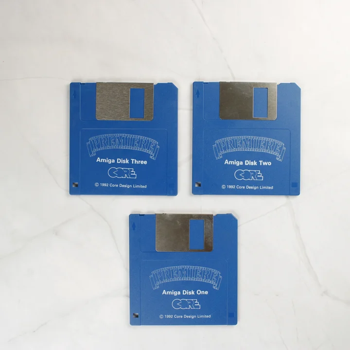 Három darab kék színű 3,5 colos floppy lemez fehér felirattal.