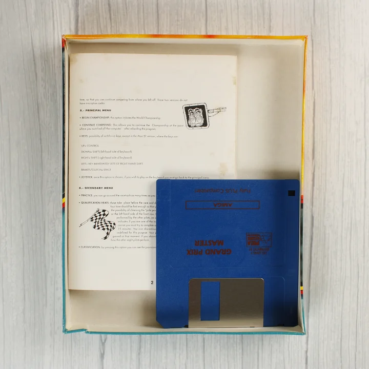 A Grand Prix Master játék dobozának tartalma: floppy lemez és útmutató