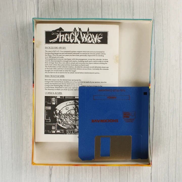 Shockwave Amiga tartalom Shockwave Amiga játék floppy lemeze és útmutatója a dobozban
