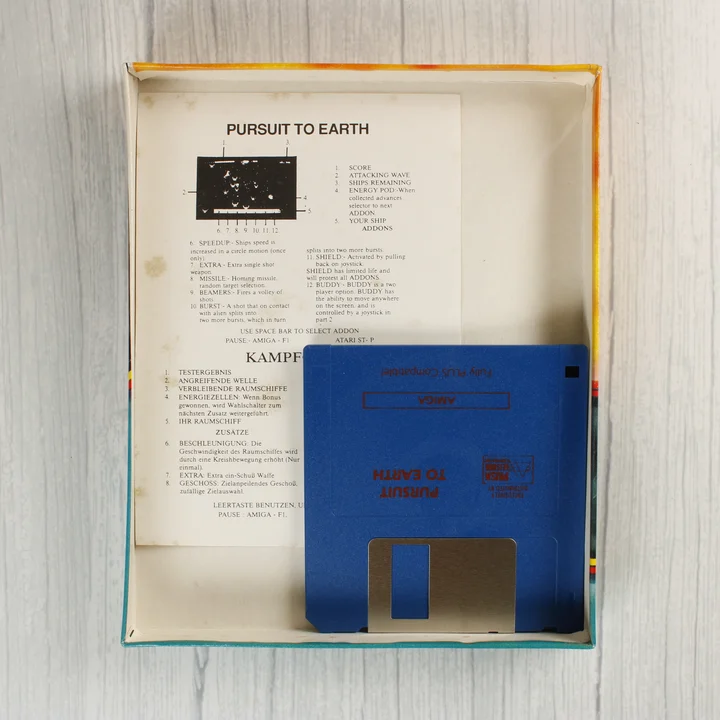 Pursuit to Earth Amiga játék floppy lemez és útmutató a dobozban