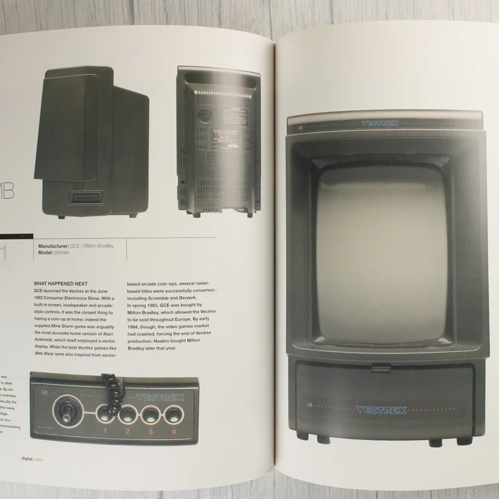 A Digital Retro könyv nyitott oldalai a Vectrex konzol bemutatásával