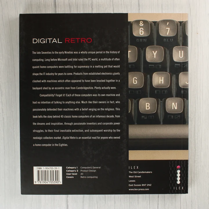A Digital Retro könyv hátoldala fülszöveggel és vonalkóddal
