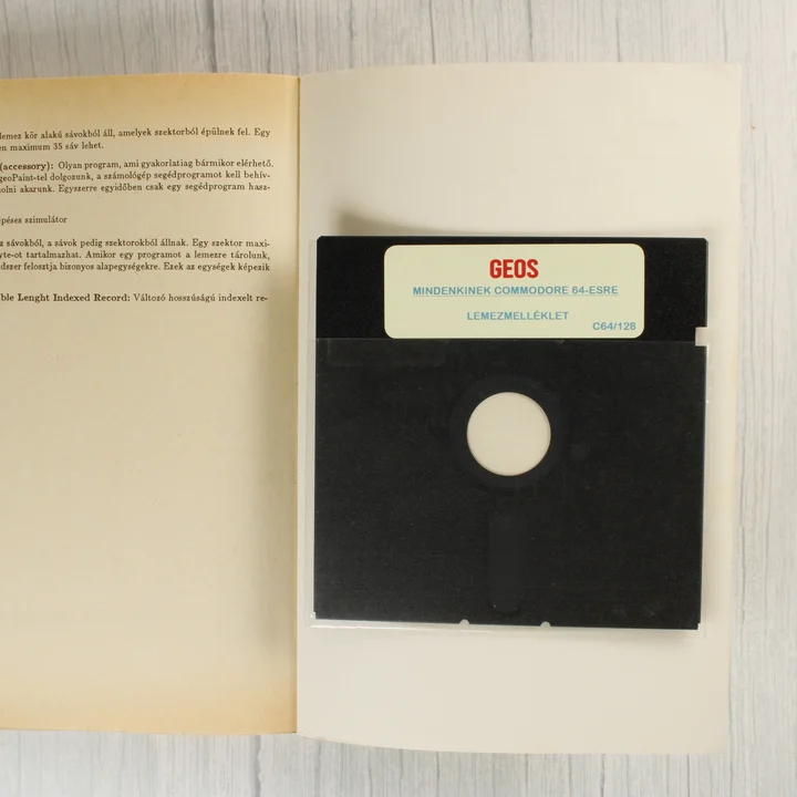 A könyv belseje a mellékelt 5,25 colos floppy lemezzel