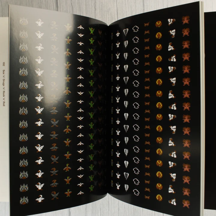 Fekete oldalak apró pixeles játékgrafikákkal