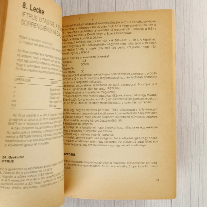 A Commodore Plus/4 könyv egyik belső oldala szöveggel és táblázattal