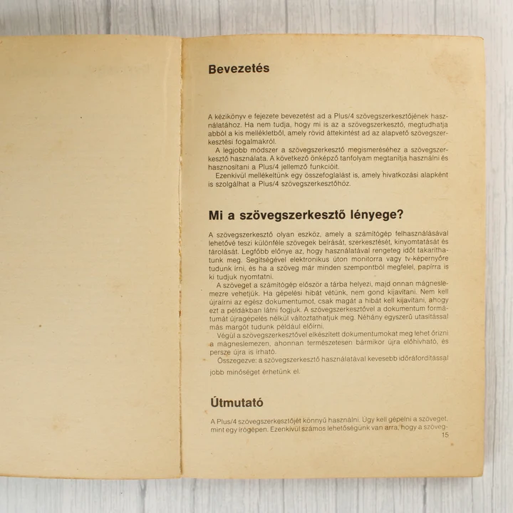 A Commodore Plus/4 kezelési útmutató belső oldala a bevezetéssel