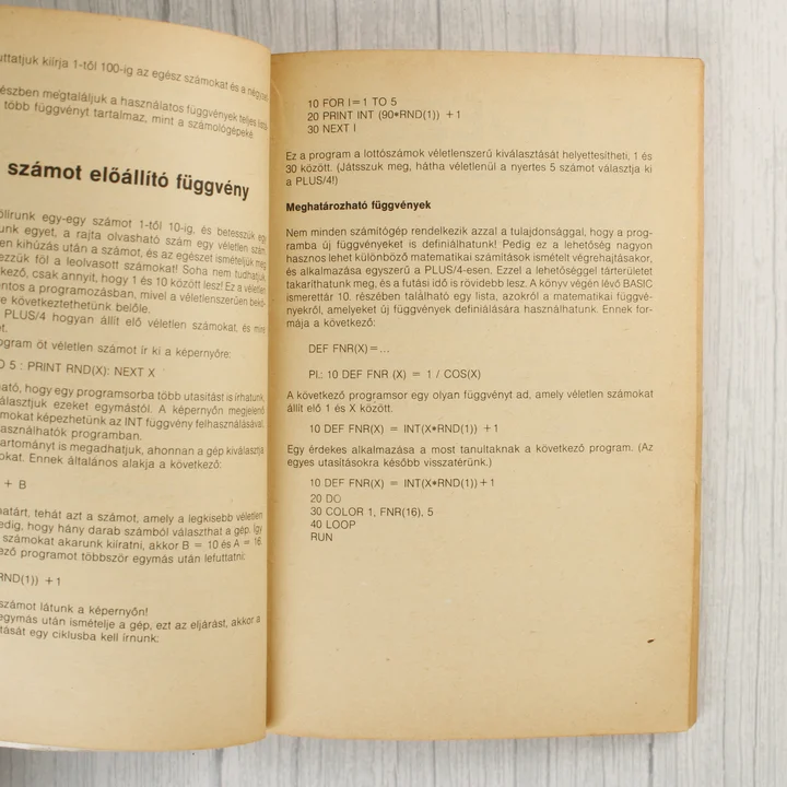 Commodore Plus/4 kézikönyv belső oldalai programkóddal