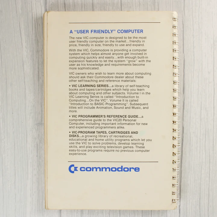 A Commodore VIC-20 kézikönyv hátoldala a leírással
