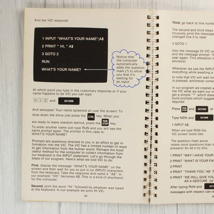 A Commodore VIC-20 kézikönyv nyitott belső oldalai