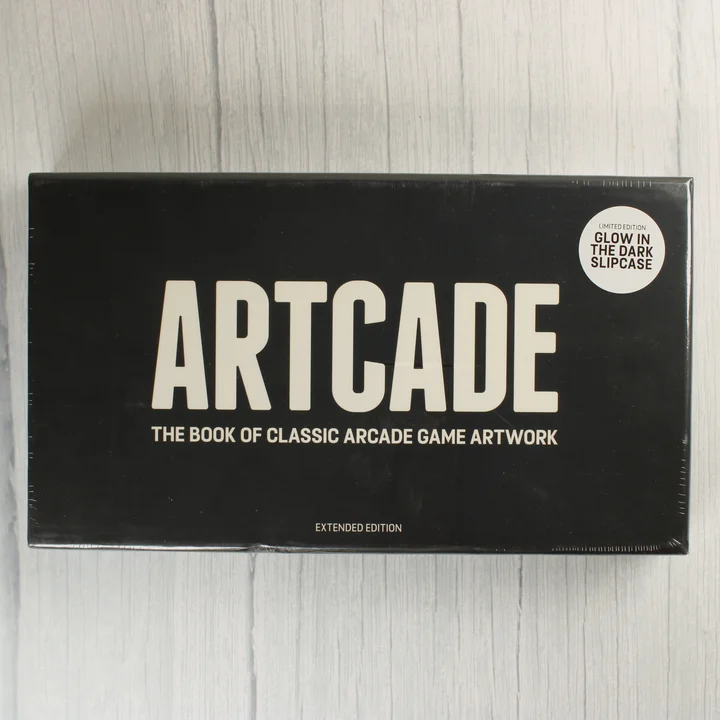 Artcade: The Book of Classic Arcade Game Artwork könyv előlapja fekete borítóval és fehér felirattal.