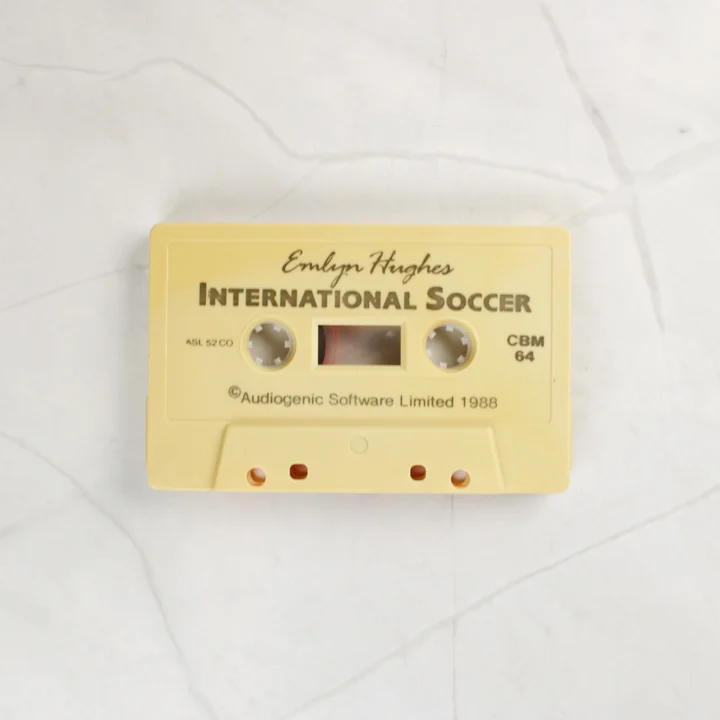 Emlyn Hughes International Soccer krémszínű Commodore 64 kazetta