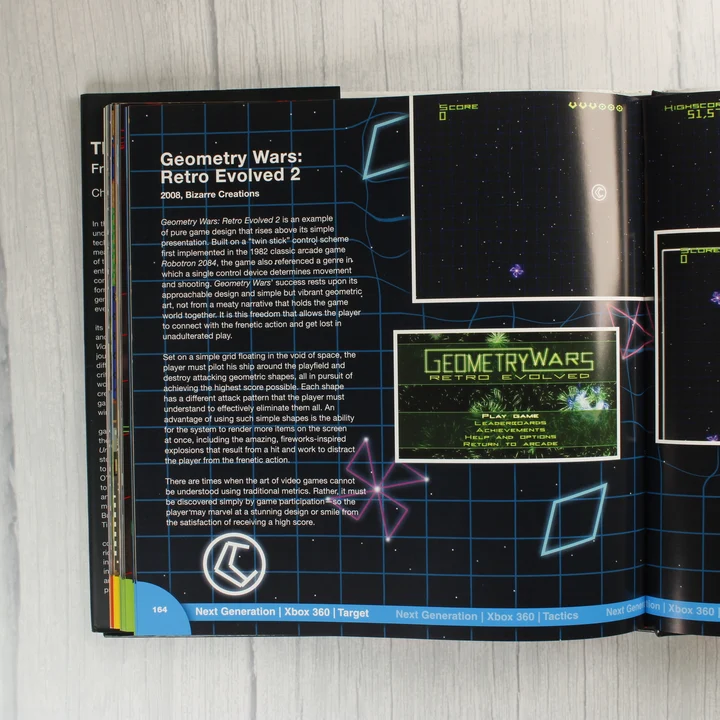 Nyitott könyvoldal a Geometry Wars: Retro Evolved 2 leírásával