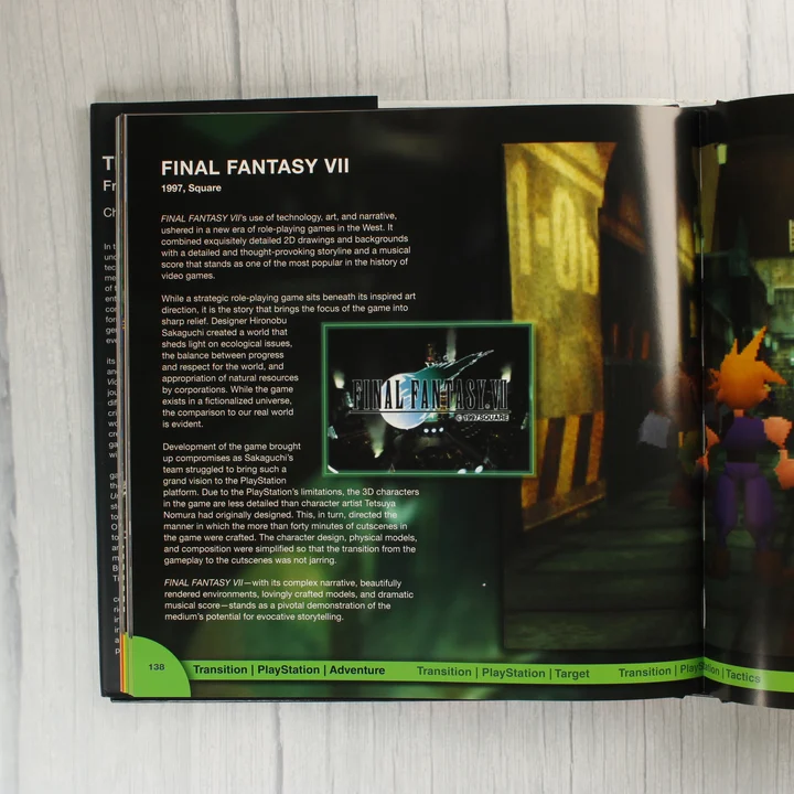 Nyitott könyvoldal a Final Fantasy VII játék leírásával