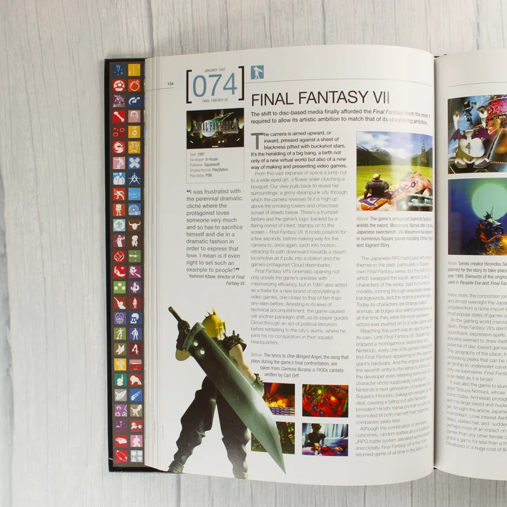 A könyv belső oldala a Final Fantasy VII bemutatásával
