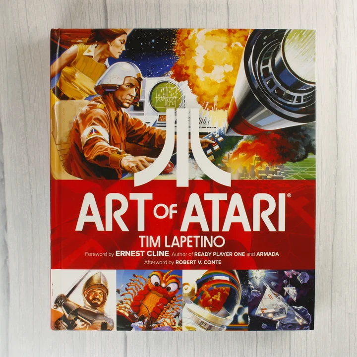 Az Art of Atari könyv elülső borítója színes illusztrációkkal