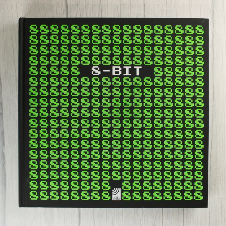 8-BIT könyv fekete borítója zöld pixeles mintával