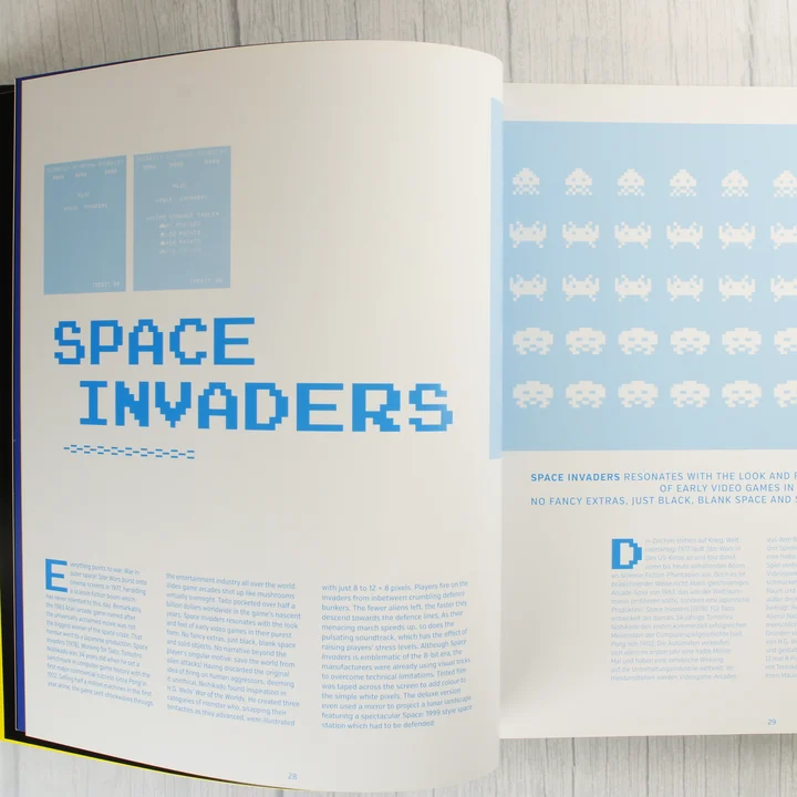 Nyitott könyv a Space Invaders játékról szóló oldallal