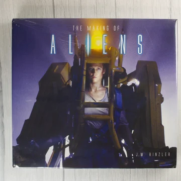 The Making of Aliens könyv előlapja Sigourney Weaverrel a rakodógépben