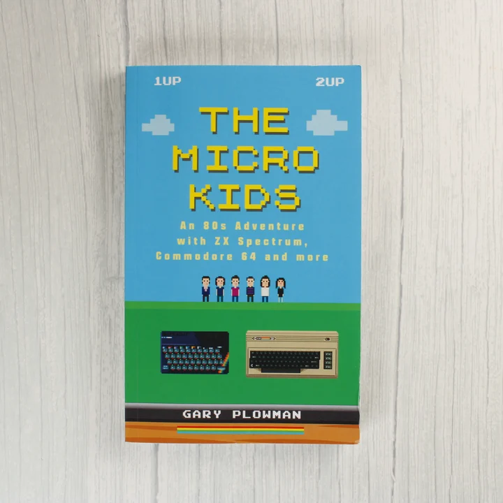 The Micro Kids könyv előlapja pixelgrafikás illusztrációval