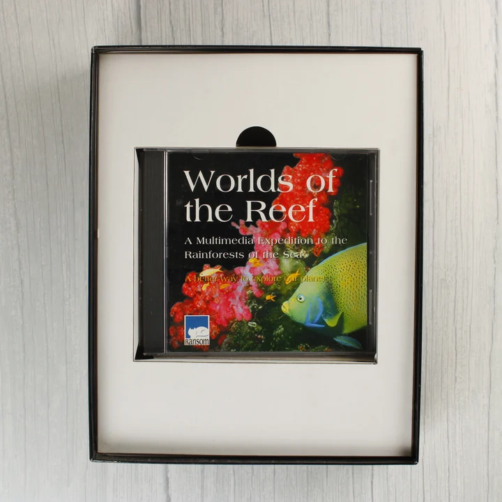 A nyitott kartondoboz belseje a CD-tokkal