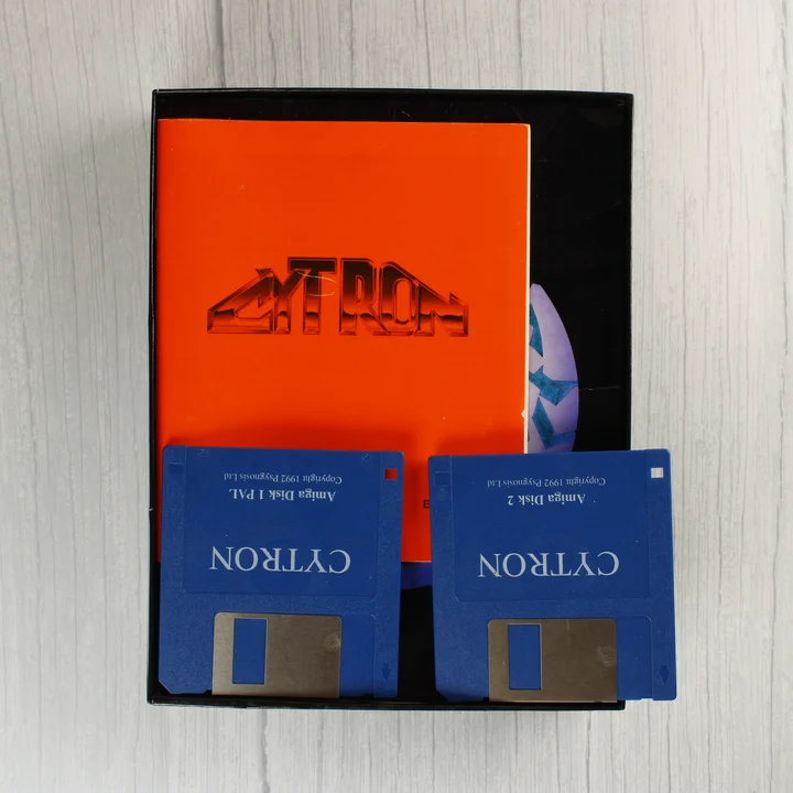 A Cytron játék tartalma: két kék floppy lemez és egy narancssárga kézikönyv