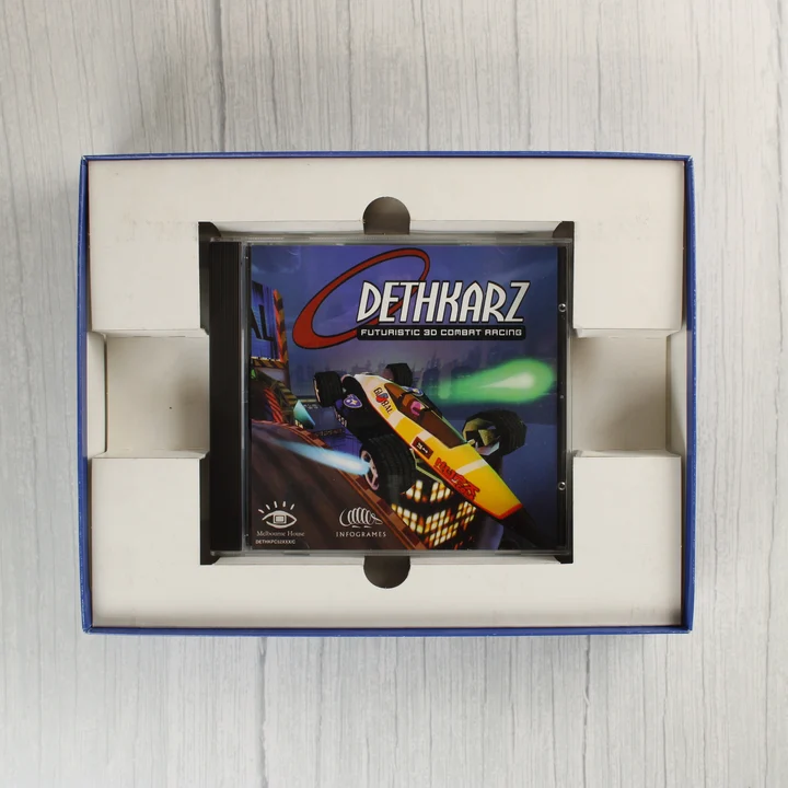 DethKarz PC játék dobozának belseje a CD-tokkal