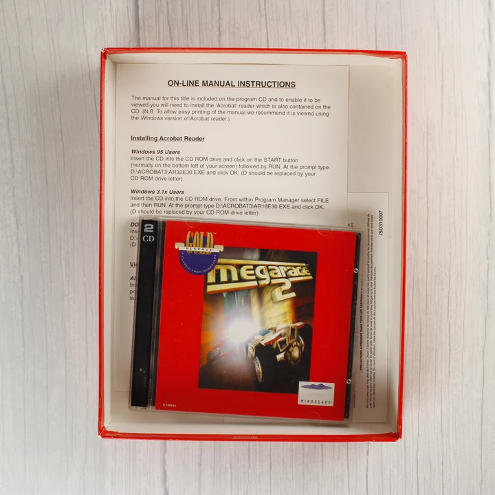 MegaRace 2 doboz tartalma: CD-tok és útmutató