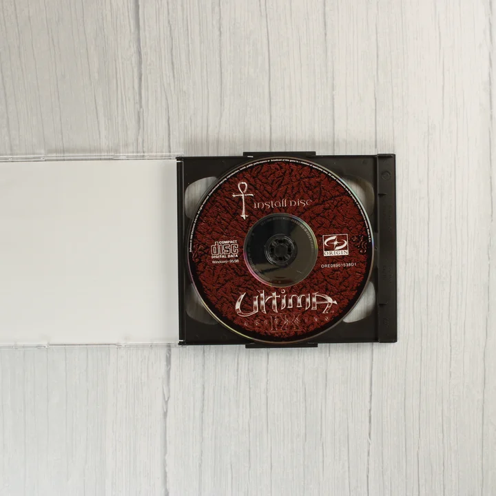 A játék telepítő CD-lemeze a műanyag tokban